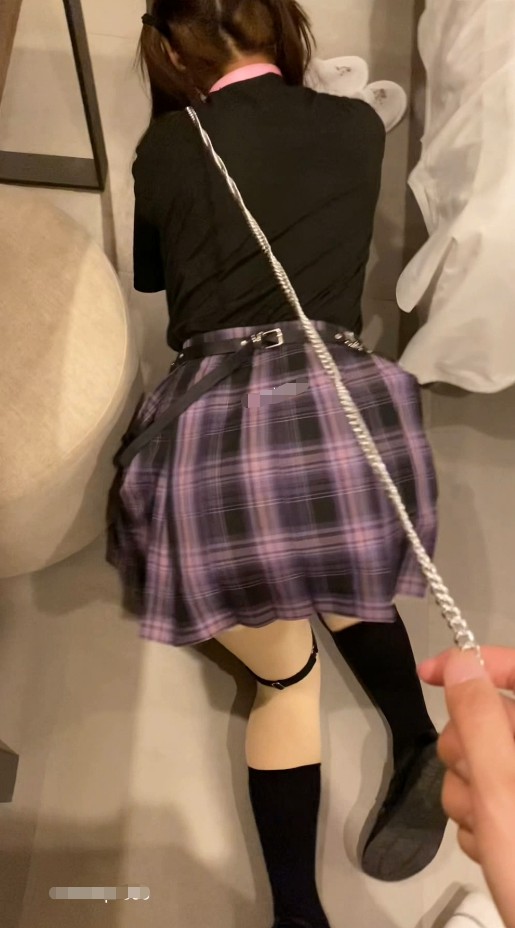 沈峤大人最新福利私拍 02年皮肤白净水嫩极品萝莉主动找调教