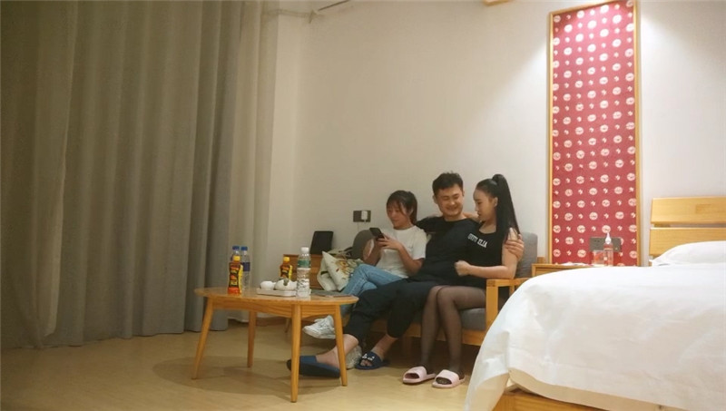 两位大叔带着自己的娇妻酒店玩换妻❤️洗完澡换上黑丝淫乱4P开演两位大叔带着自己的娇妻酒店玩换妻❤️洗完澡换上黑丝淫乱4P开演