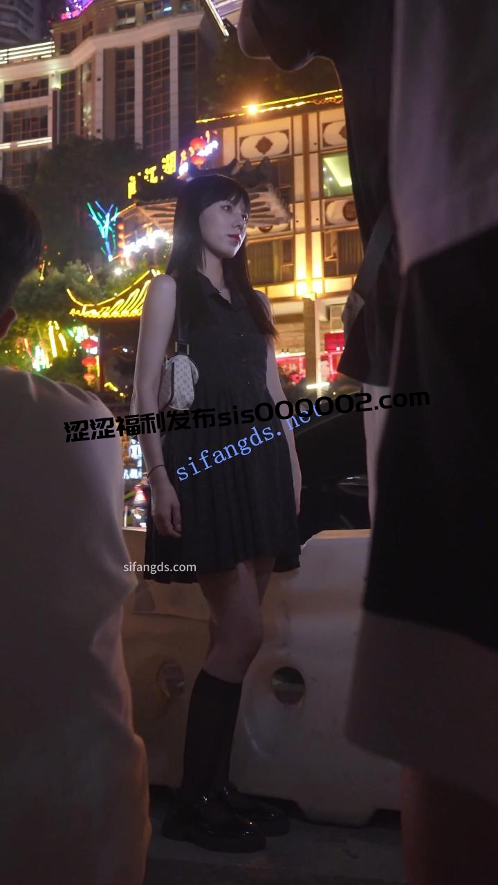 (BC-AA-469)露背裙美女景点拍照..专注聊天被前后CD白内