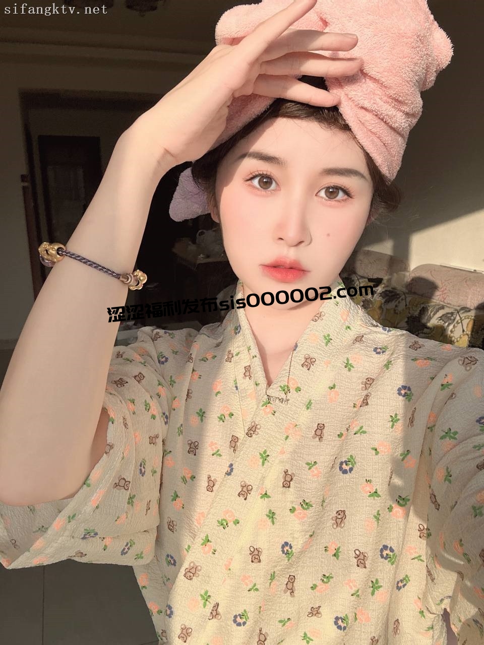 蜜穴水多多的小网红被抱起来操，偷拍的大呼过瘾g，禁不住鸡吧淫水直流