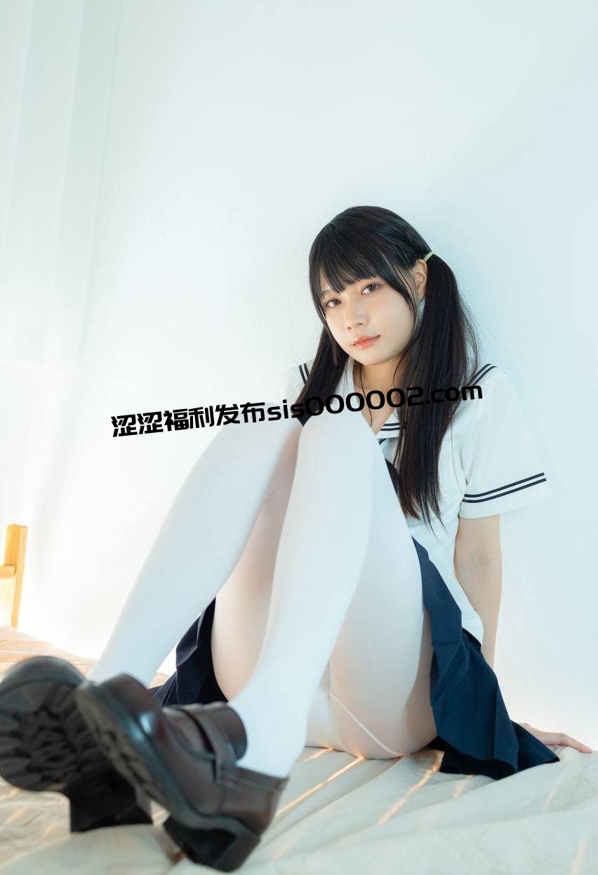 超大肉棒爽操大一妹子的娇嫩无毛小肉穴，看上去就超紧致带感