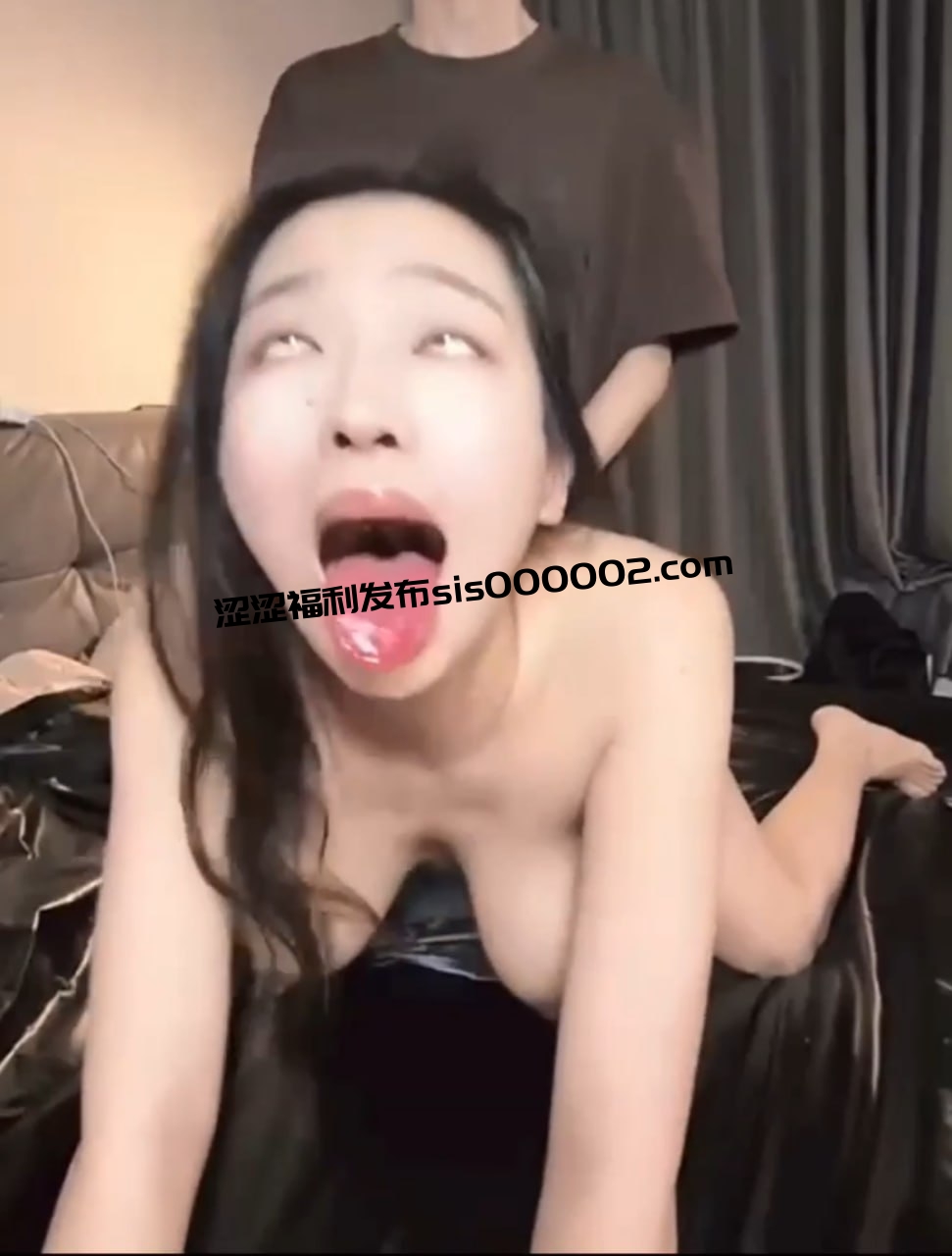 校园极品女神被男友当作母狗一般蹂躏，这女的也是够贱，越不把她当人她越容易高潮