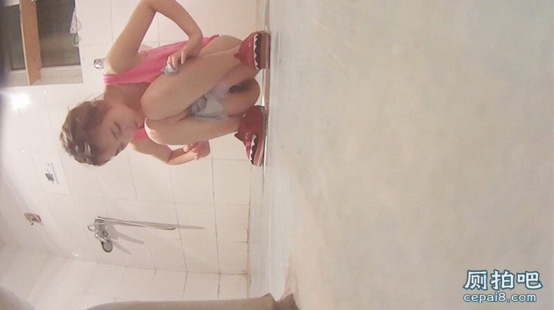 女生宿舍楼连续三位来尿尿的小嫩妹【210M】