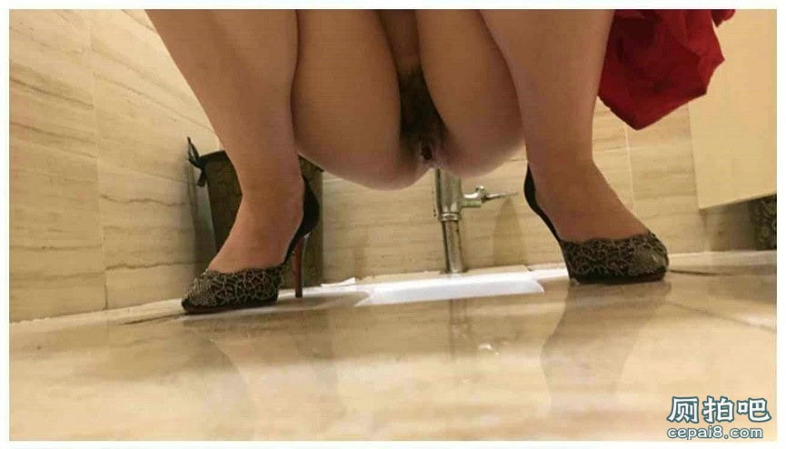 漂亮伴娘来尿尿❤️一身红裙非常迷人小穴也嫩【15M】