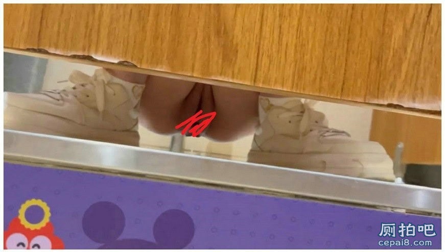 漂亮妹子尿尿,这是我见过最肉肥汁多的无毛白虎大鲍鱼【13M】