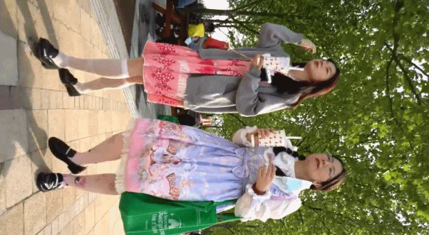 【YZWCD】YC492小姐姐发现镜头一脸疑惑！微透白内前后拍！【353M】