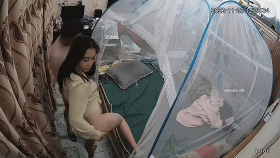 【 破解摄像头】年轻夫妻家庭做爱 做完一直对着镜子看逼【894M】