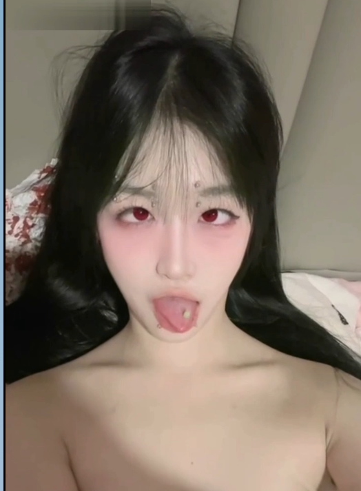 反差纹身露脸小母狗！撕开透明黑丝，漏出小奶子，凑到镜头面前假鸡巴插嫩逼！舌钉诱惑！1V128M